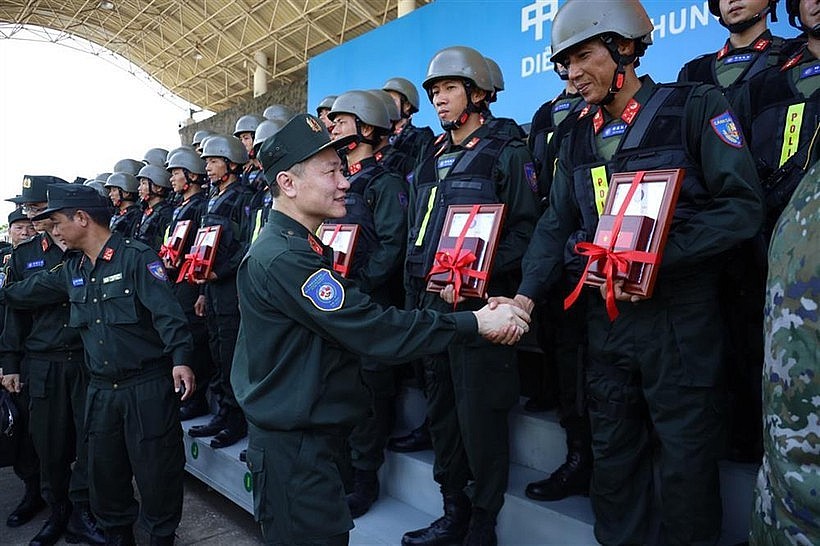 Deputy Minister of Public Security Nguyen Ngoc Lam presents gifts to forces participating in the exercise. (Photo: bocongan.gov.vn)