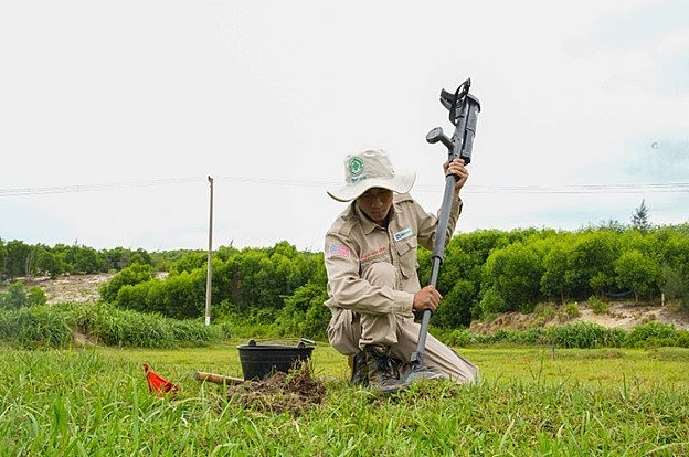 Jan Erik Støa Receives VUFO Medal for Clearing Mines in Vietnam Jan Erik Støa Receives VUFO Medal for Clearing Mines in Vietnam