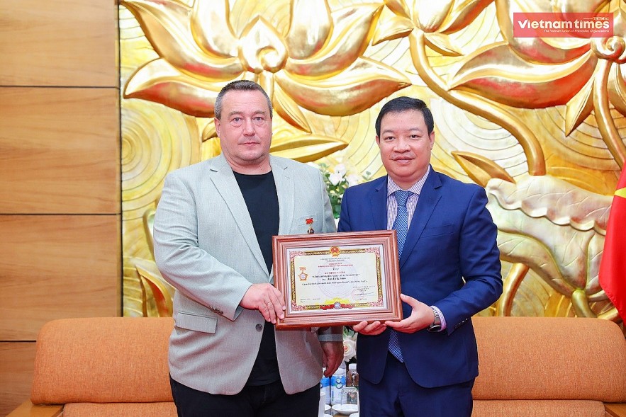 Jan Erik Støa Receives VUFO Medal for his Contribution in Mine Clearance in Vietnam Jan Erik Støa Receives VUFO Medal for Clearing Mines in Vietnam