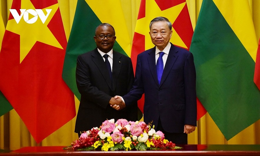Party General Secretary and President To Lam of Vietnam and President Umaro Sissoco Embalo of Guinea Bissau shaking hands ahead of their talks in Hanoi on September 6.