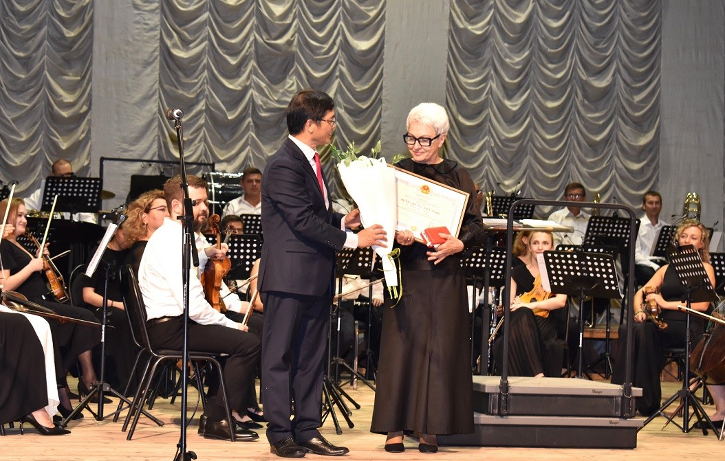 ukrainian translator poet posthumously awarded vietnams friendship medal