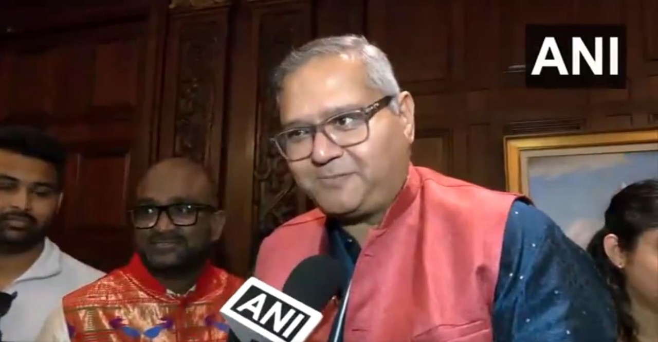 pm modi euphoria grips us ecstatic indian diaspora greets him with garba mithila painting