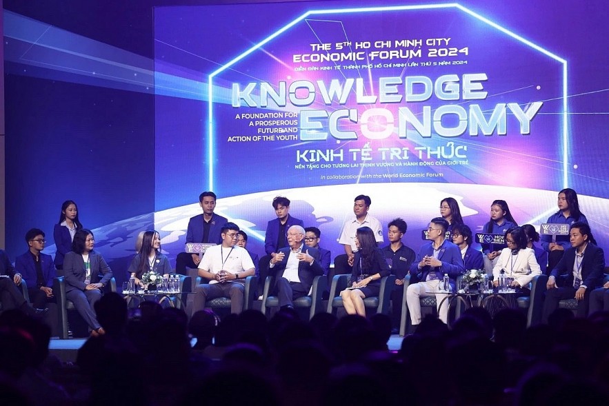World Economic Forum Chairman Klaus Schwab answers questions relating to the knowledge economy that Vietnam is pursuing at an economic forum in Ho Chi Minh City on October 6.