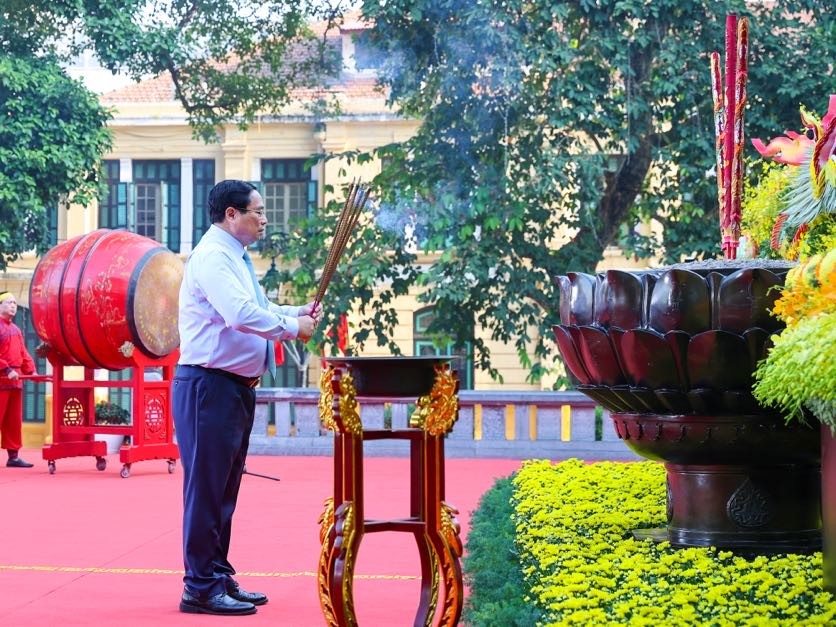 The ceremony began with a delegation of Party, State, and Vietnam Fatherland Front officials, led by Prime Minister Pham Minh Chinh, performing a solemn incense offering at the statue of King Ly Thai To, paying tribute to the ancestors who made significant contributions to the country and the Capital. (Photo: VGP/Nhat Bac) The ceremony began with a delegation of Party, State, and Vietnam Fatherland Front officials, led by Prime Minister Pham Minh Chinh, performing a solemn incense offering at the statue of King Ly Thai To, paying tribute to the ancestors who made significant contributions to the country and the Capital. (Photo: VGP/Nhat Bac)