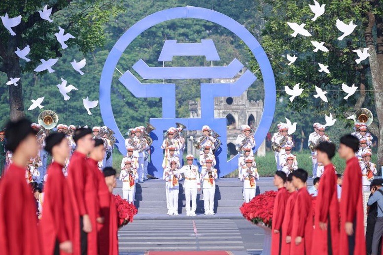 A formal flag-raising ceremony, attended by approximately 10,000 people, recreated the first flag-raising in Hanoi on October 10, 1954, following the Capital’s liberation. (Photo: VGP/Nhat Bac) A formal flag-raising ceremony, attended by approximately 10,000 people, recreated the first flag-raising in Hanoi on October 10, 1954, following the Capital’s liberation. (Photo: VGP/Nhat Bac)