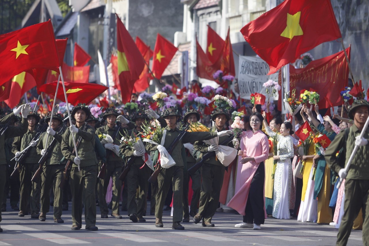 The highlight of the festival, eagerly anticipated by many residents, was the reenactment of the historic memory of 70 years ago, when the victotious army entered the capital amidst the enthusiastic welcome of tens of thousands of Hanoi residents. (Photo: Tap chi Doanh nghiep va Tiep thi) The highlight of the festival, eagerly anticipated by many residents, was the reenactment of the historic memory of 70 years ago, when the victotious army entered the capital amidst the enthusiastic welcome of tens of thousands of Hanoi residents. (Photo: Tap chi Doanh nghiep va Tiep thi)