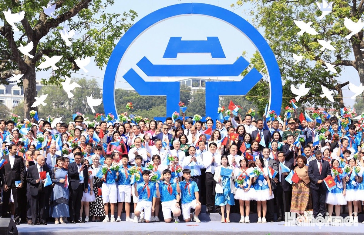 The “Cultural Festival for Peace” concluded with the song “Hello Future Hanoi,” performed by Hanoi students. After the performance, central and Hanoi municipal leaders posed for commemorative photos with international friends and the capital citizens, spreading the message of peace. (Photo: Ha Noi Moi Newspaper) The “Cultural Festival for Peace” concluded with the song “Hello Future Hanoi,” performed by Hanoi students. After the performance, central and Hanoi municipal leaders posed for commemorative photos with international friends and the capital citizens, spreading the message of peace. (Photo: Ha Noi Moi Newspaper)