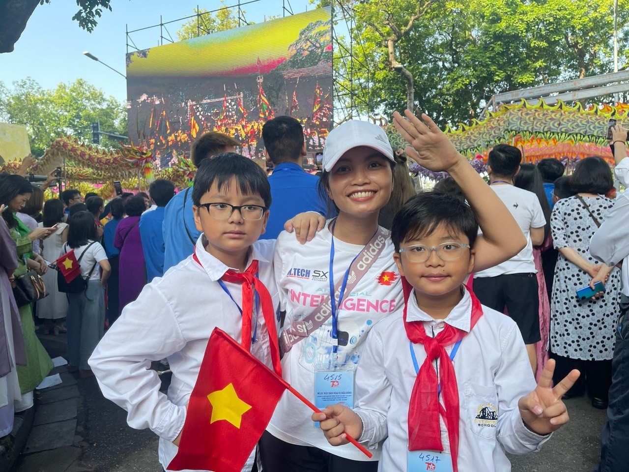 A large number of students also attended the festival. Mai Thi Lien, from Doi Can Street in Ba Dinh District, Hanoi, brought her two sons along so they could feel proud of being born and raised in the thousand-year-old cultural city of Hanoi. (Photo: Ha Noi Moi Newspaper) A large number of students also attended the festival. Mai Thi Lien, from Doi Can Street in Ba Dinh District, Hanoi, brought her two sons along so they could feel proud of being born and raised in the thousand-year-old cultural city of Hanoi. (Photo: Ha Noi Moi Newspaper)