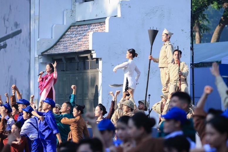 The segment titled “October Emotions” reenacted the of the arduous 9-year resistance, which ended with the historic Dien Bien Phu victory that resounded across the world. This victory symbolized the spirit of independence and the burning desire for freedom of the entire nation. (Photo: VGP/Nhat Bac) The segment titled “October Emotions” reenacted the of the arduous 9-year resistance, which ended with the historic Dien Bien Phu victory that resounded across the world. This victory symbolized the spirit of independence and the burning desire for freedom of the entire nation. (Photo: VGP/Nhat Bac)