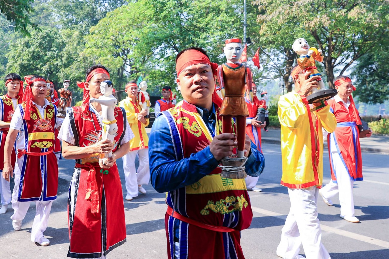 The festival continued with parades and performances showcasing traditional folk arts such as the ancient dragon dance “Giao Long,” the “Bong” dance, and the traditional art of “Cheo tau tong goi.” There were also performances and exhibitions of water puppetry, “Xam” singing, and demonstrations of the UNESCO-recognized intangible cultural heritage of tug-of-war games. (Photo: VGP/Nhat Bac) The festival continued with parades and performances showcasing traditional folk arts such as the ancient dragon dance “Giao Long,” the “Bong” dance, and the traditional art of “Cheo tau tong goi.” There were also performances and exhibitions of water puppetry, “Xam” singing, and demonstrations of the UNESCO-recognized intangible cultural heritage of tug-of-war games. (Photo: VGP/Nhat Bac)