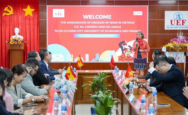 Spanish Ambassador Talks with Students at Ho Chi Minh City University of Economics and Finance