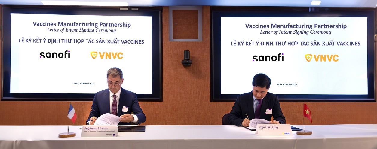 Representatives of the VNVC and Sanofi sign a letter of intent on vaccine manufacturing partnership in Paris on October 8. Photo: Sanofi Vietnam