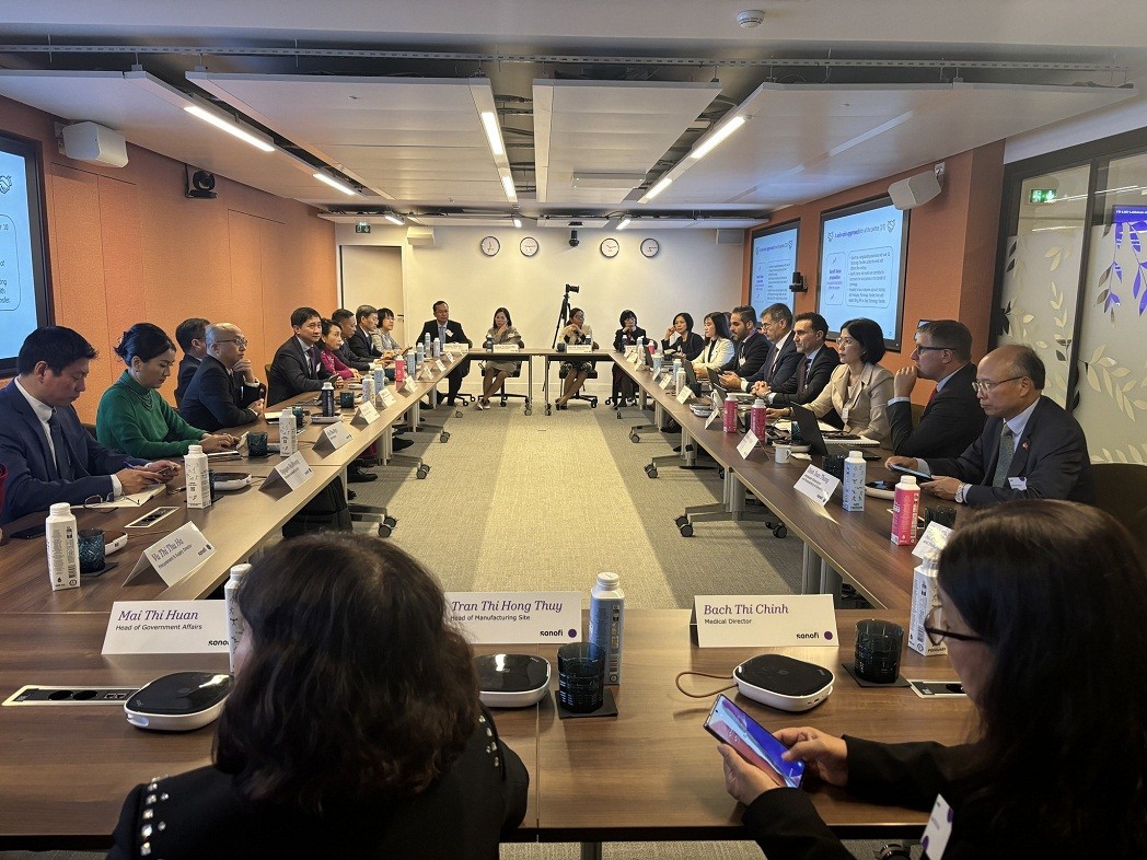 At the meeting with Sanofi Group. Photo: VNA