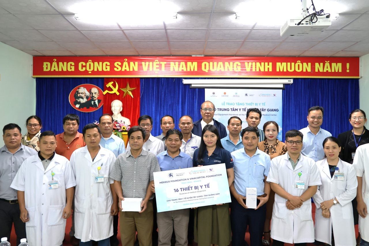 On September 18, 2024, Mérieux Foundation and VinaCapital Foundation have donated 16 essential neonatal medical equipment, including 10 fetal dopplers and 6 SPO2 monitors, to Tay Giang District Medical Center located in Tay Giang district, Quang Nam Province.  Due to the challenging terrain and economic hardships in Tay Giang, residents often encounter difficulties in accessing quality healthcare services. The essential neonatal care equipment in this region has deteriorated over time and is inadequate to meet the growing demand for medical attention.