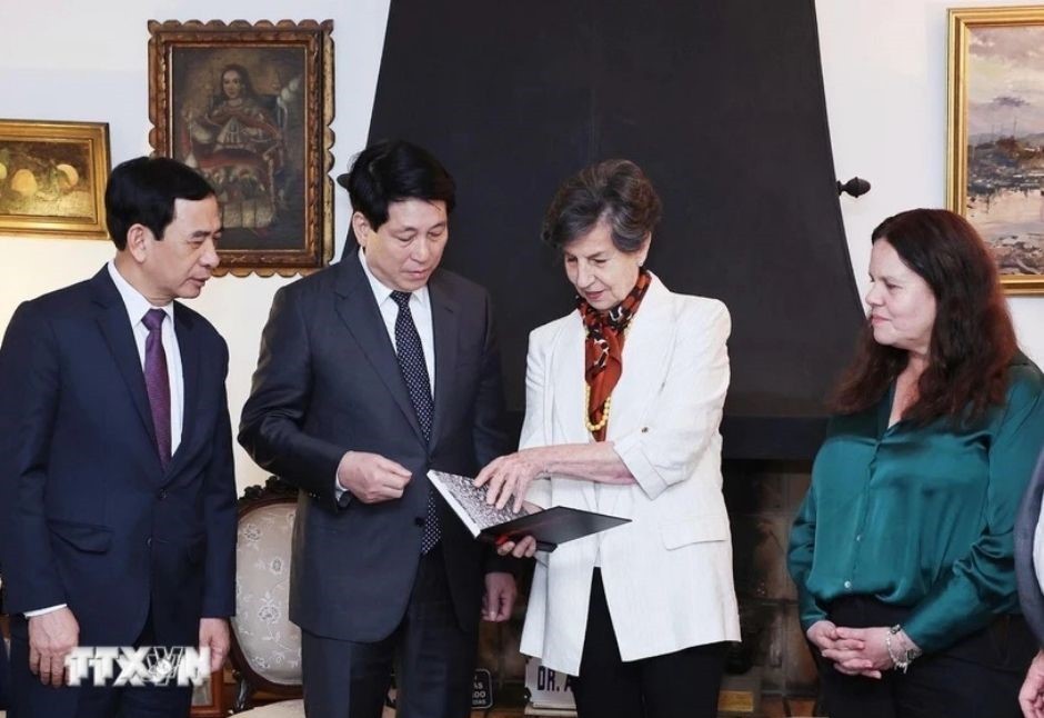 state president visits family of great friend of the vietnamese people