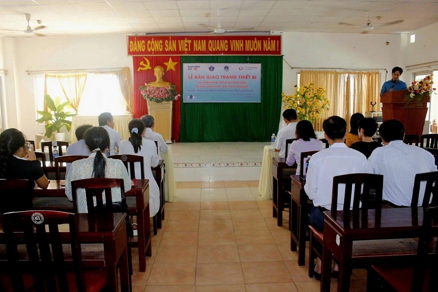 Fred Hollows Foundation Provides Eye Care Equipment for Ben Tre Province Fred Hollows Foundation Provides Eye Care Equipment for Ben Tre Province