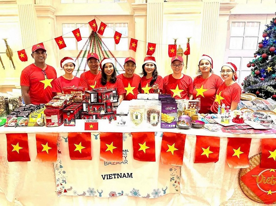 Vietnamese Embassy to Sri Lanka Joins International Christmas Charity Fair 2024