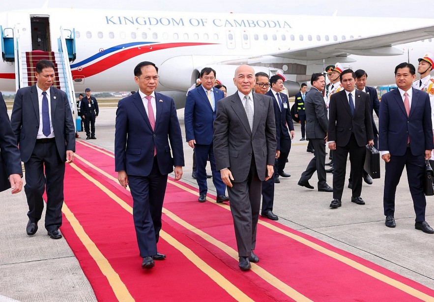 Cambodian King Norodom Sihamoni arrives in Hanoi to begin his state visit to Vietnam. Photo: VNA