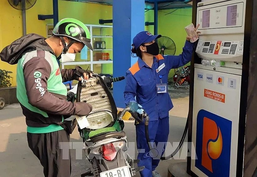 The retail prices of petrol revised upward on November 28 afternoon (Photo: VNA)