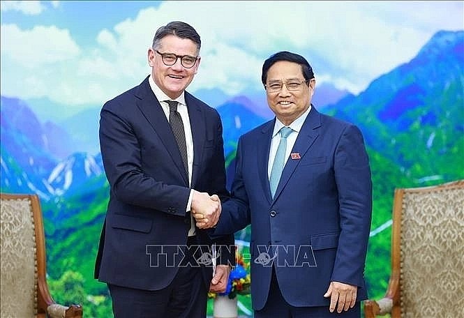 Prime Minister Pham Minh Chinh (R) receives Minister-President Boris Rhein of the German state of Hesse in Hanoi on November 28. (Photo: VNA).