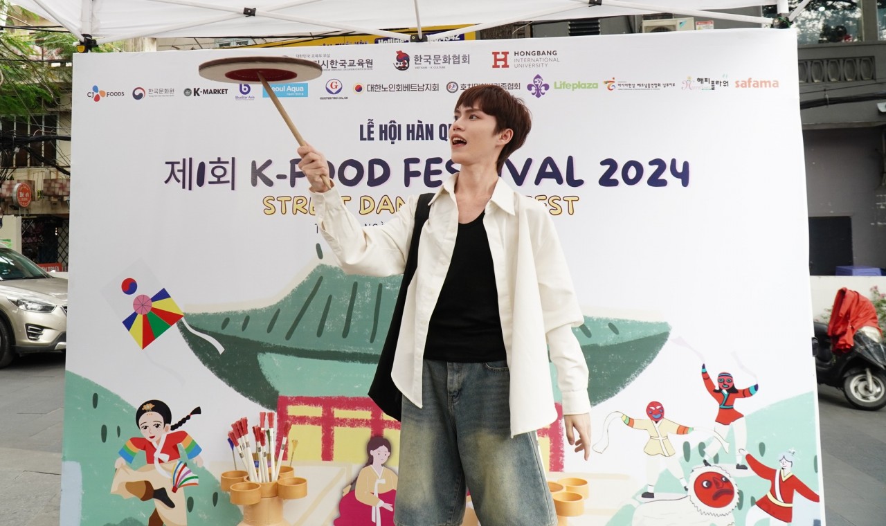 On November 23, 2024, Hong Bang International University hosted the K-Food Festival, an event that showcased the vibrancy and depth of Korean culture. The Korean Cultural Center played a key role in the celebration by organizing a Hanbok experience booth and introducing traditional Korean games, such as Tuho throwing and Bona spinning. 