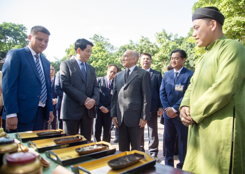 State President, Cambodian King Enjoy Tea at Temple of Literature