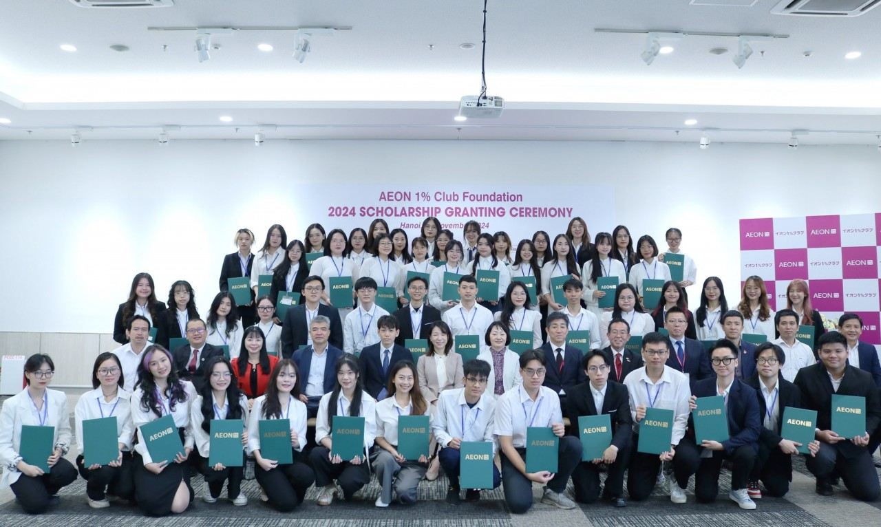 AEON 1% Club Foundation Grants Scholarships to Outstanding Vietnamese Students