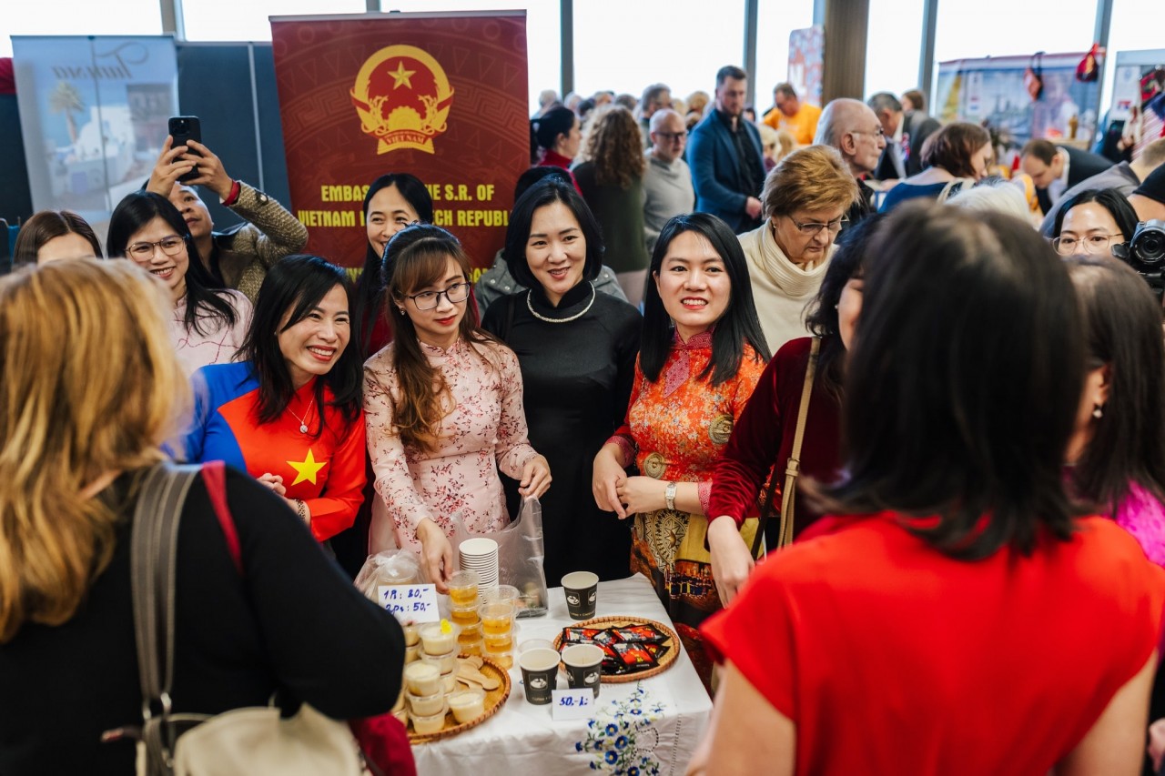 Vietnam Attends Prague International Charity Bazaar 2024