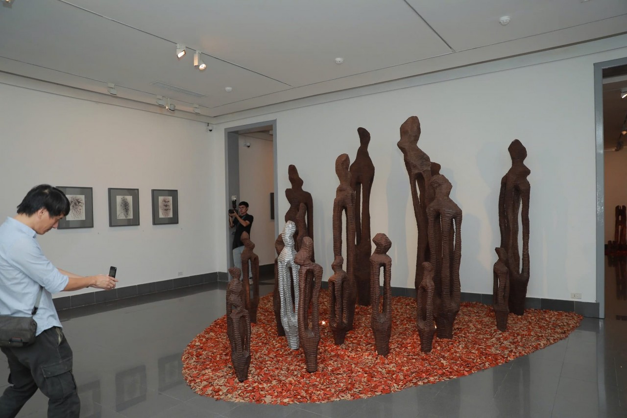 exhibition displays japanese artists works on movement in silence