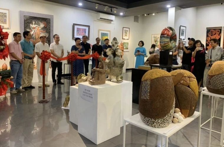 The 29th Hanoi Fine Arts Exhibition - Region 1, specialising in sculpture, graphics and applied arts, opened at the Fine Arts Exhibition Hall 16, Ngo Quyen, Hanoi, on August 9.