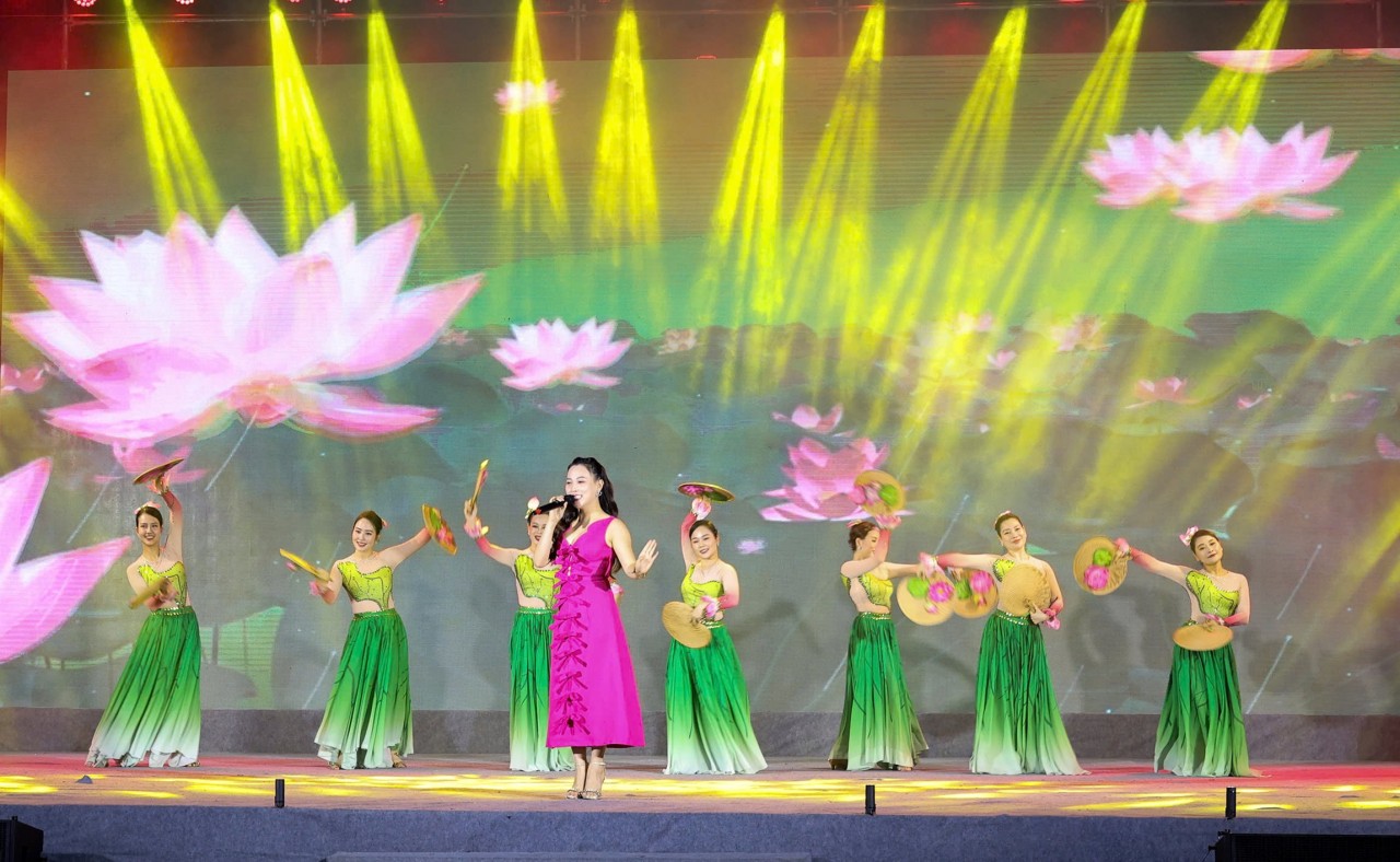 The event, to be jointly organised by the Ministry of Culture, Sports and Tourism, the Ministry of Agriculture and Rural Development and the provincial People’s Committee, is part of activities to celebrate the Vietnam Cultural Heritage Day (November 23) and to mark the 10th anniversary of Vi-Giam folk singing being recognised by UNESCO as an intangible cultural heritage of humanity.