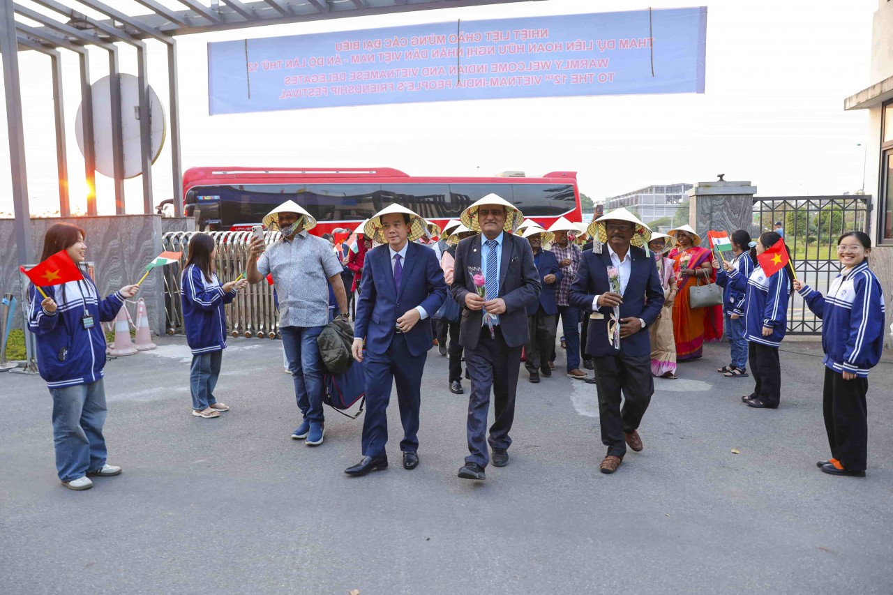 On December 18, the Vietnam-India People’s Friendship Festival officially opened at Vinh Phuc Specialized High School. (Photo: Dinh Hoa) On December 18, the Vietnam-India People’s Friendship Festival officially opened at Vinh Phuc Specialized High School. (Photo: Dinh Hoa)