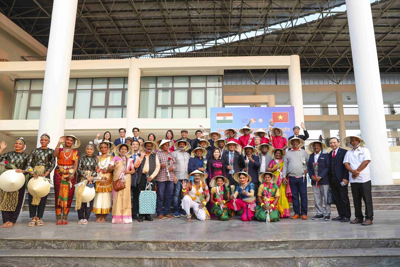 Indian and Vietnamese delegates attending the 12th Vietnam-India People’s Friendship Festival take a souvenir photo with Vinh Phuc provincial leaders. (Photo: Dinh Hoa) Indian and Vietnamese delegates attending the 12th Vietnam-India People’s Friendship Festival take a souvenir photo with Vinh Phuc provincial leaders. (Photo: Dinh Hoa)
