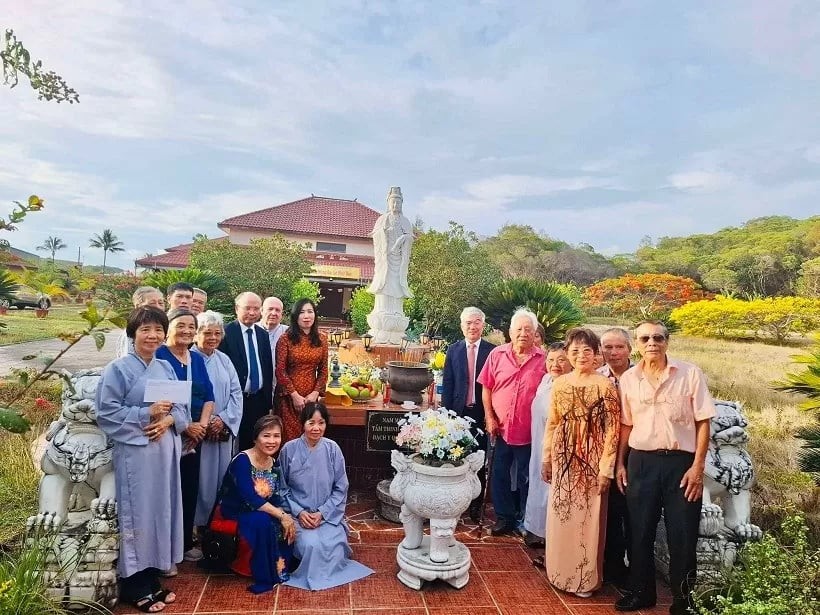 deputy minister visits the vietnamese community in new caledonia
