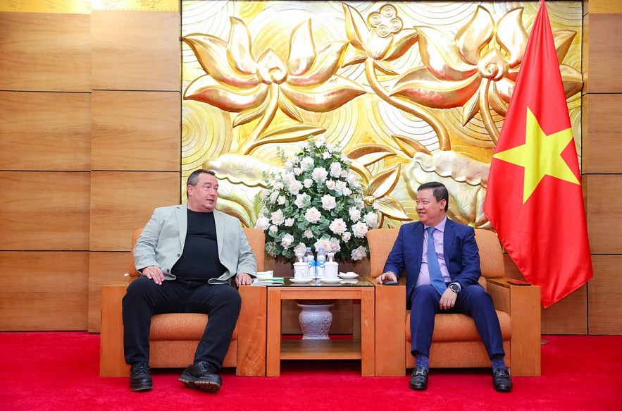 Jan Erik Støa Receives VUFO Medal for Clearing Mines in Vietnam Jan Erik Støa Receives VUFO Medal for Clearing Mines in Vietnam