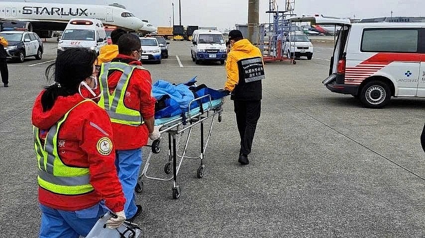 Upon landing at Taoyuan Airport, Vietnam Airlines’ Taiwan service has promptly taken the sick passenger to the hospital for medial assistance. (Photo: Vietnam Airlines)