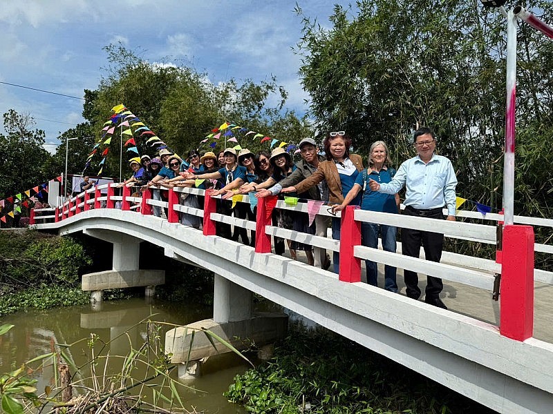 Overseas Vietnamese Show Support for Countrymen with New Bridge