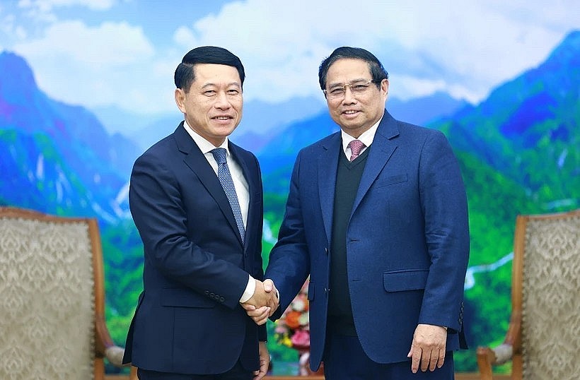 Prime Minister Pham Minh Chinh (R) receives visiting Lao Deputy Prime Minister Saleumxay Kommasith in Hanoi on December 30. (Photo: VNA)