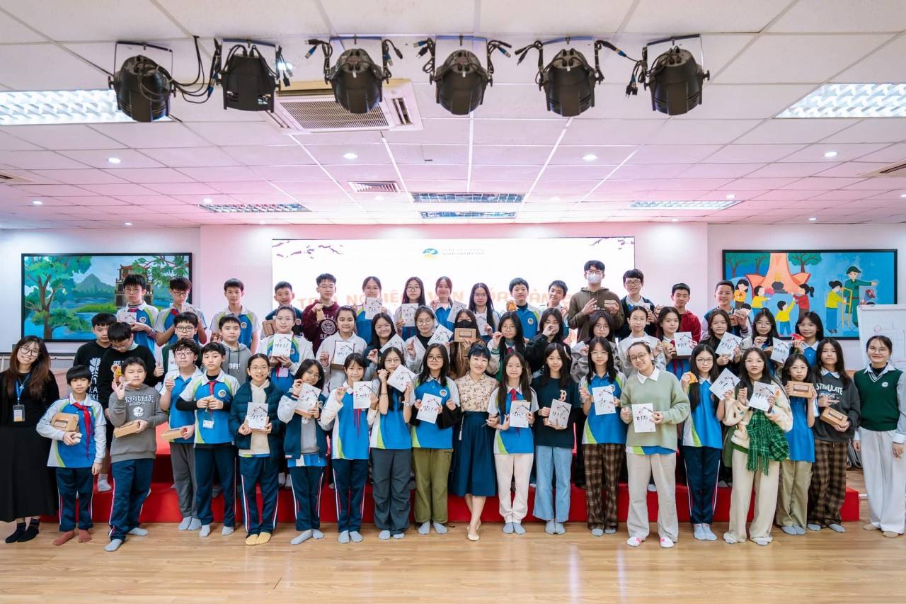 On December 20, 2024, the Korean Cultural Center organized a special workshop on traditional Korean seal-making at Hanoi Star Primary & Secondary School.  The students had the opportunity to explore the art of creating traditional Korean seals under the guidance of a Korean instructor. The hands-on experience not only introduced the children to a unique aspect of Korean culture but also fostered curiosity and appreciation for traditional craftsmanship.