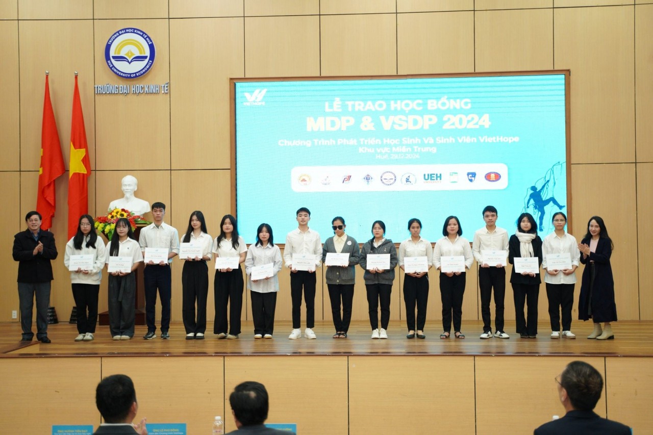 Chairman of the Union of Friendship Organizations of Thua Thien Hue province, awarded scholarships to students. (Photo: huefo.vn)