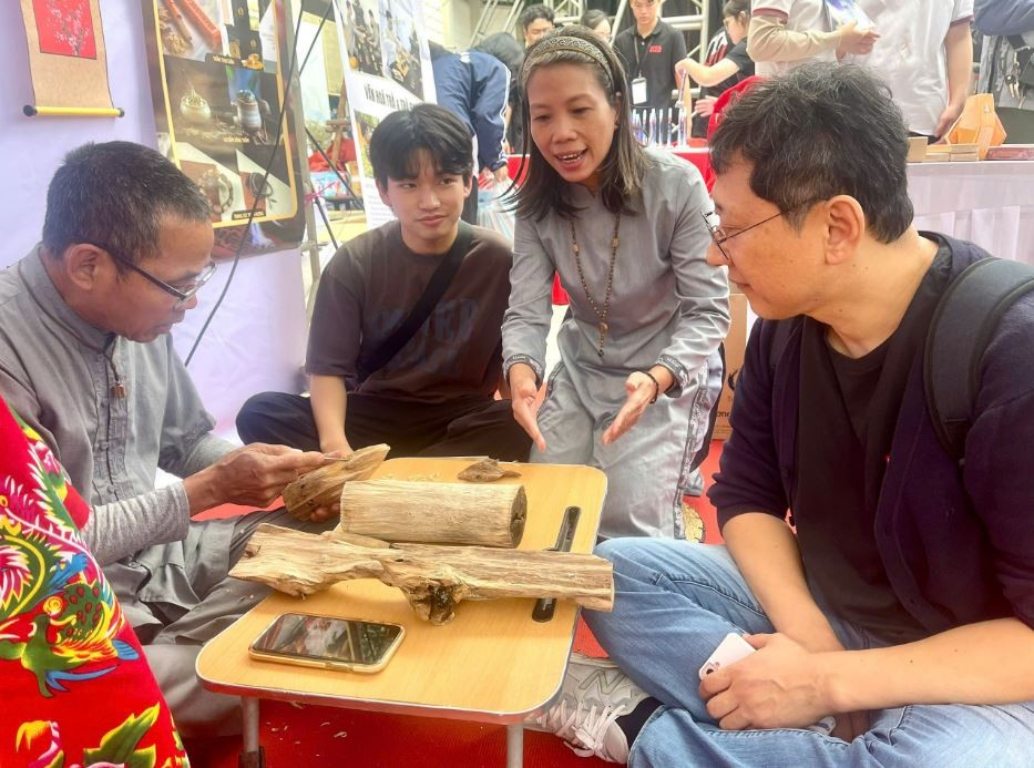 International Students Enjoy Playing Folk Games and Exploring Tet Traditions