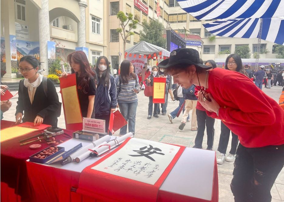 International Students Enjoy Playing Folk Games and Exploring Tet Traditions