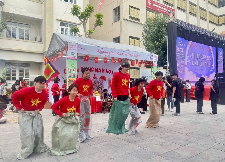 International Students Enjoy Playing Folk Games and Exploring Tet Traditions