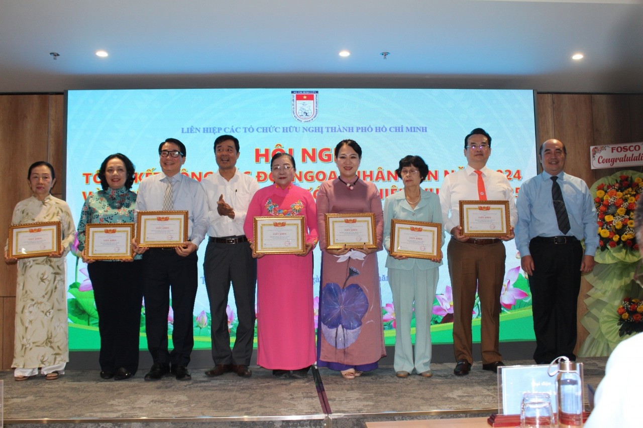 Ho Chi Minh City Union of Friendship Organizations awarded Certificates of Merit to individuals and groups with high achievements in activities in 2024. (Photo: hufo.vn)