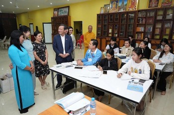 Vietnamese Embassy in Laos Visits to Overseas Citizens on Tet Occasion