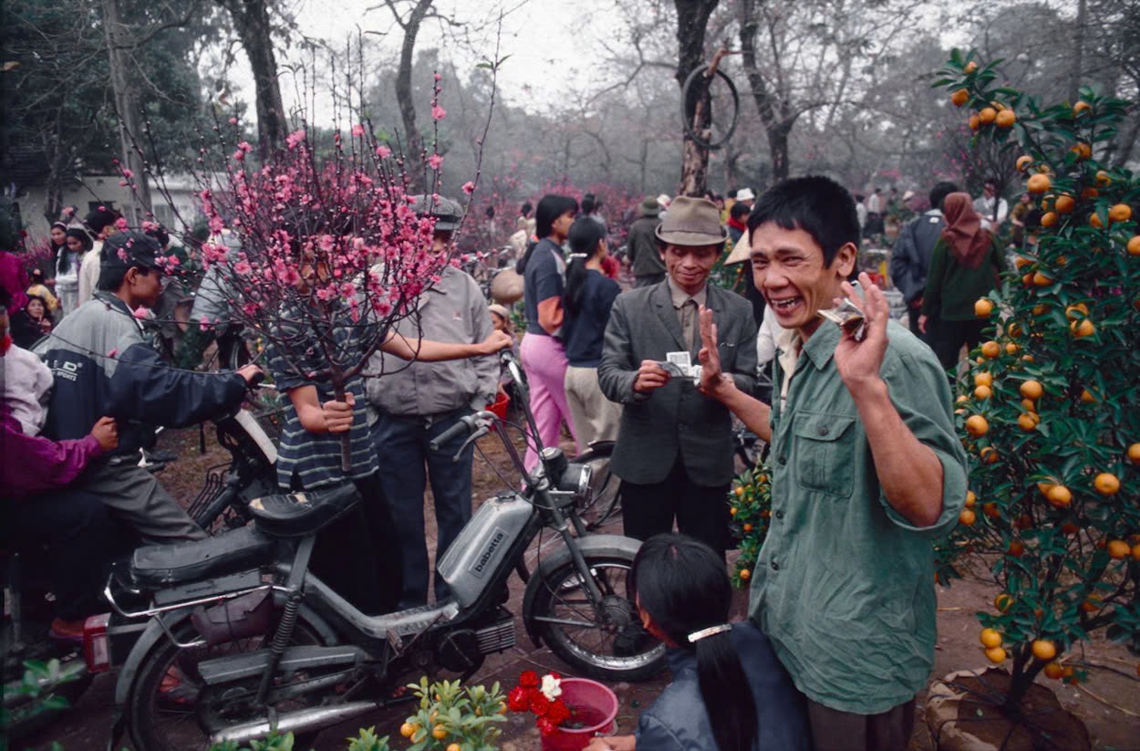 Hanoi Tet market in 1993. (Photo: Andy Soloman)