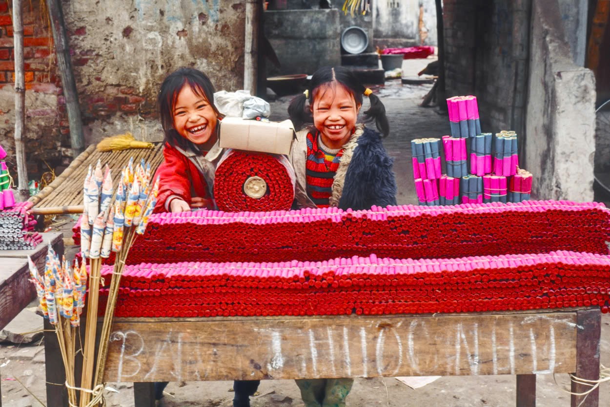 Binh Da fireworks market in 1993. (Photo: Andy Soloman)