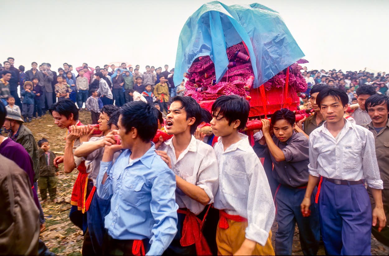 Dong Ky firecracker procession festival in 1994. (Photo: Andy Soloman)