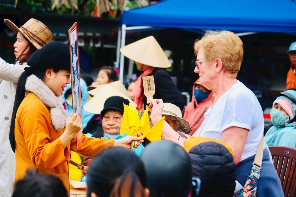 Int'l Tourists Weave Baskets, Mats at Kim Bong Village Festival