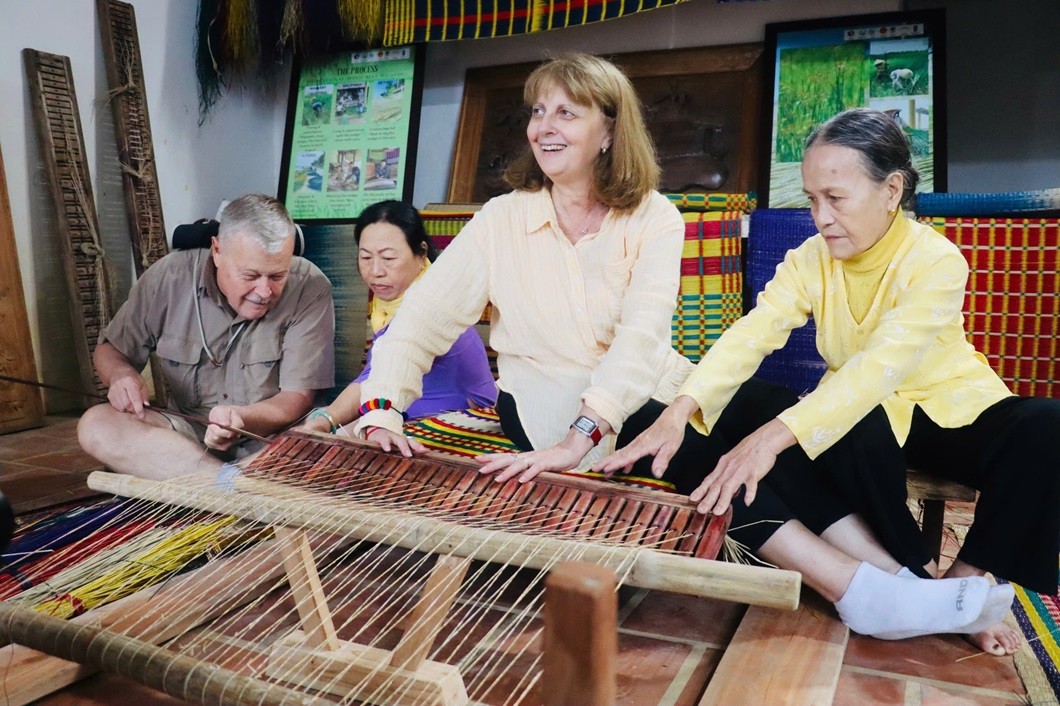 Int'l Tourists Weave Baskets, Mats at Kim Bong Village Festival